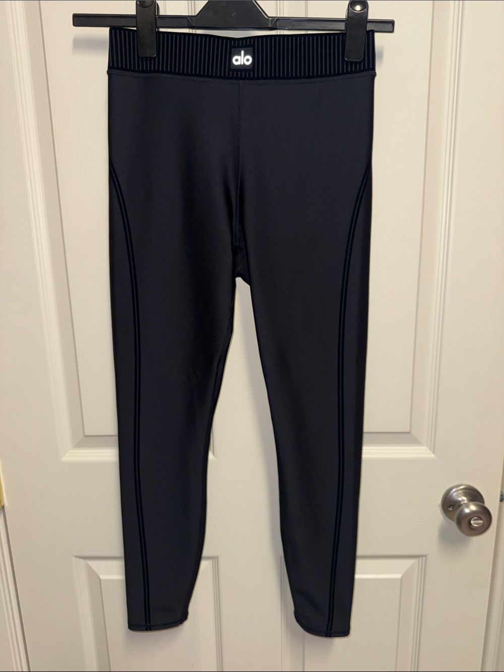 ALO Yoga airlift high waist 7/8 line up legging, black, M - Picture 3 of 5